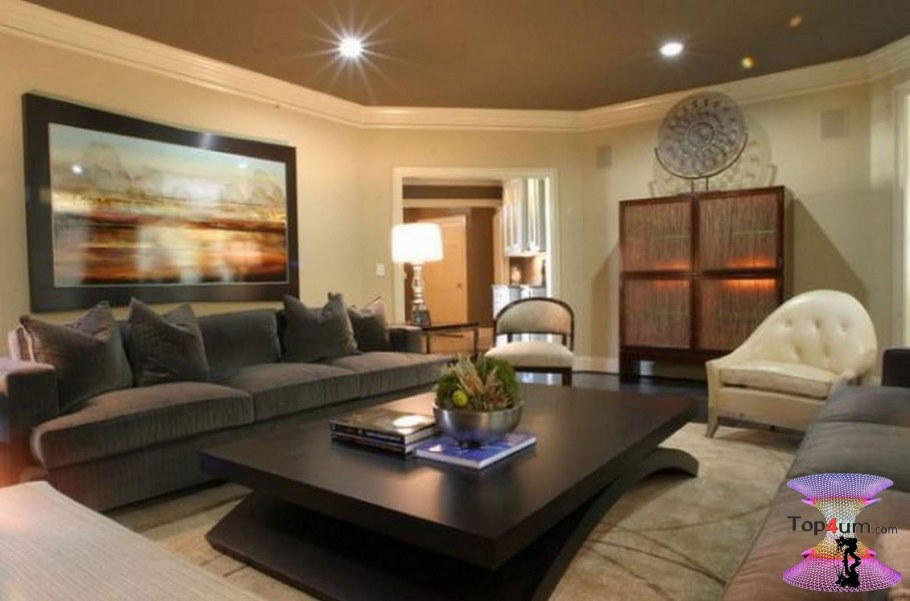 Потолок в гостиную с коричневым диваном