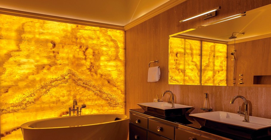 Оникс на стене с подсветкой