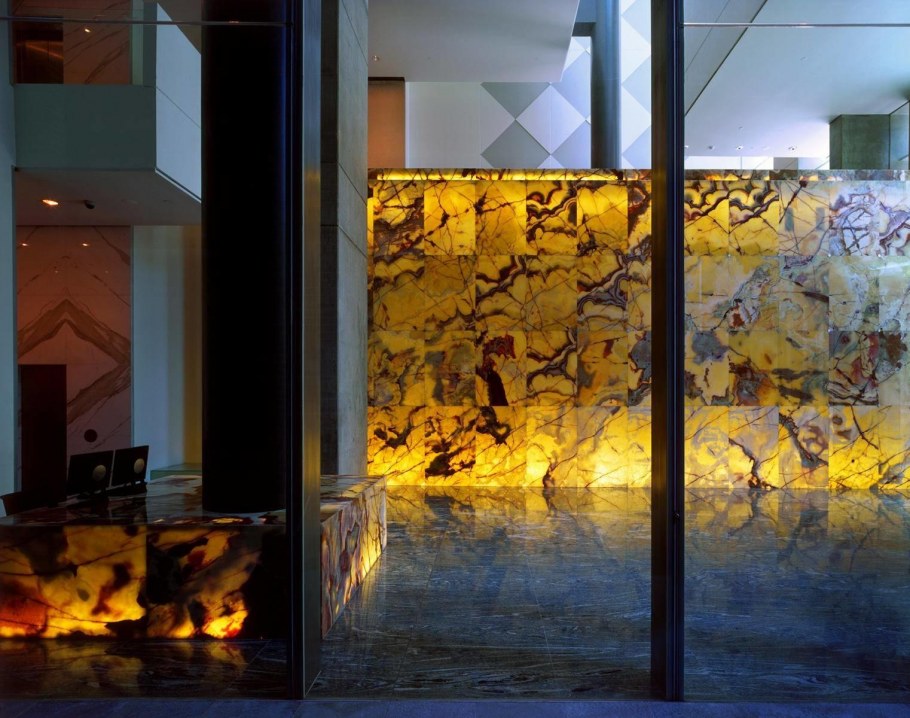 Стена из оникса с подсветкой