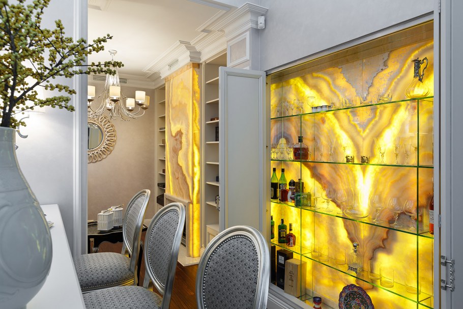 Оникс с подсветкой в ванной