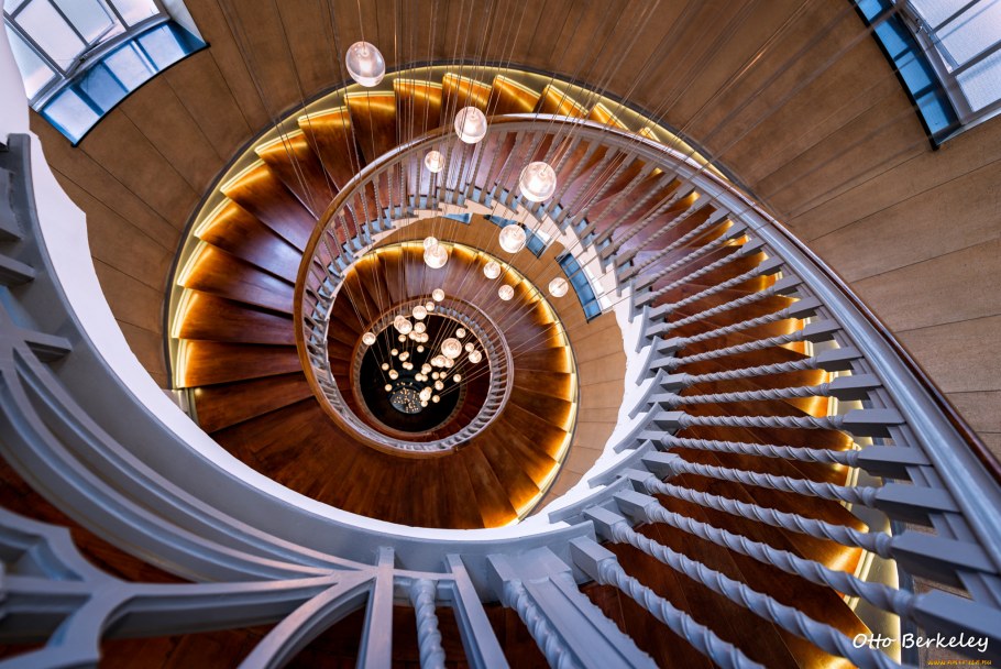 Музей землеведения МГУ спиральная лестница