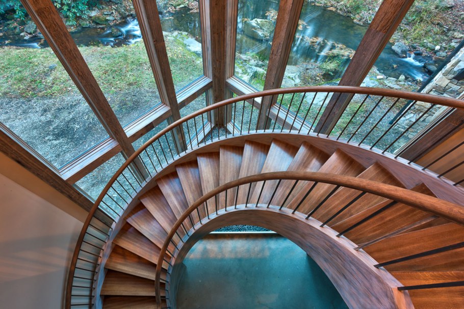 Деревянная круговая лестница