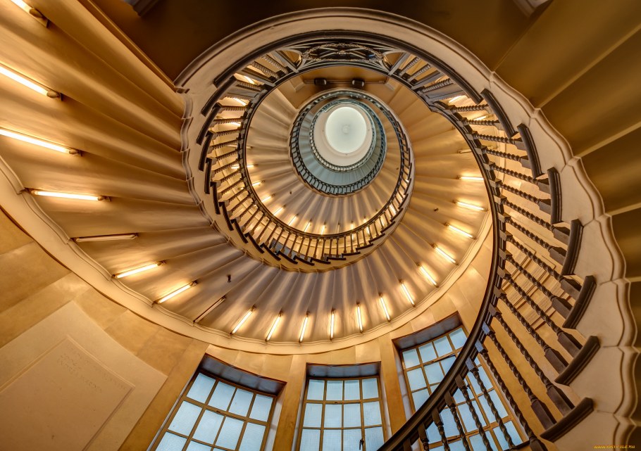 Винтовая лестница Лувр