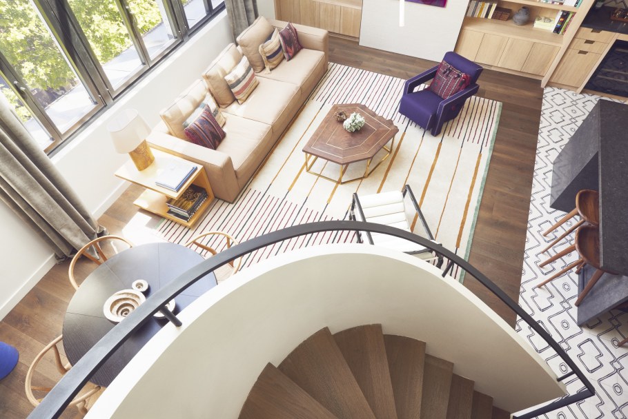 Гостиная столовая с лестницей