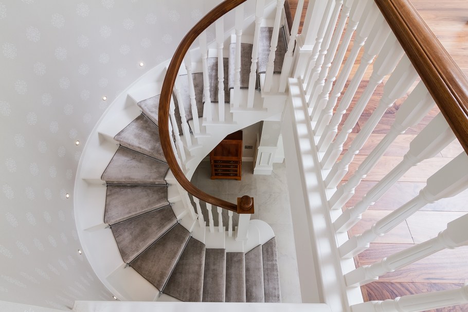 Белая лестница пожелтела