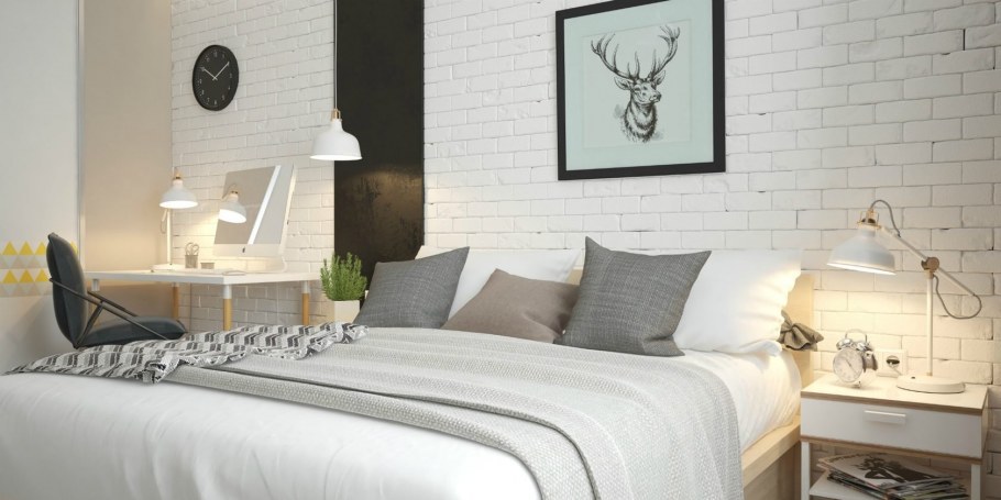 Сочетание обоев с кирпичной стеной