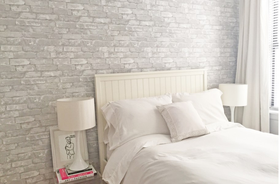 Камень в интерьере спальни