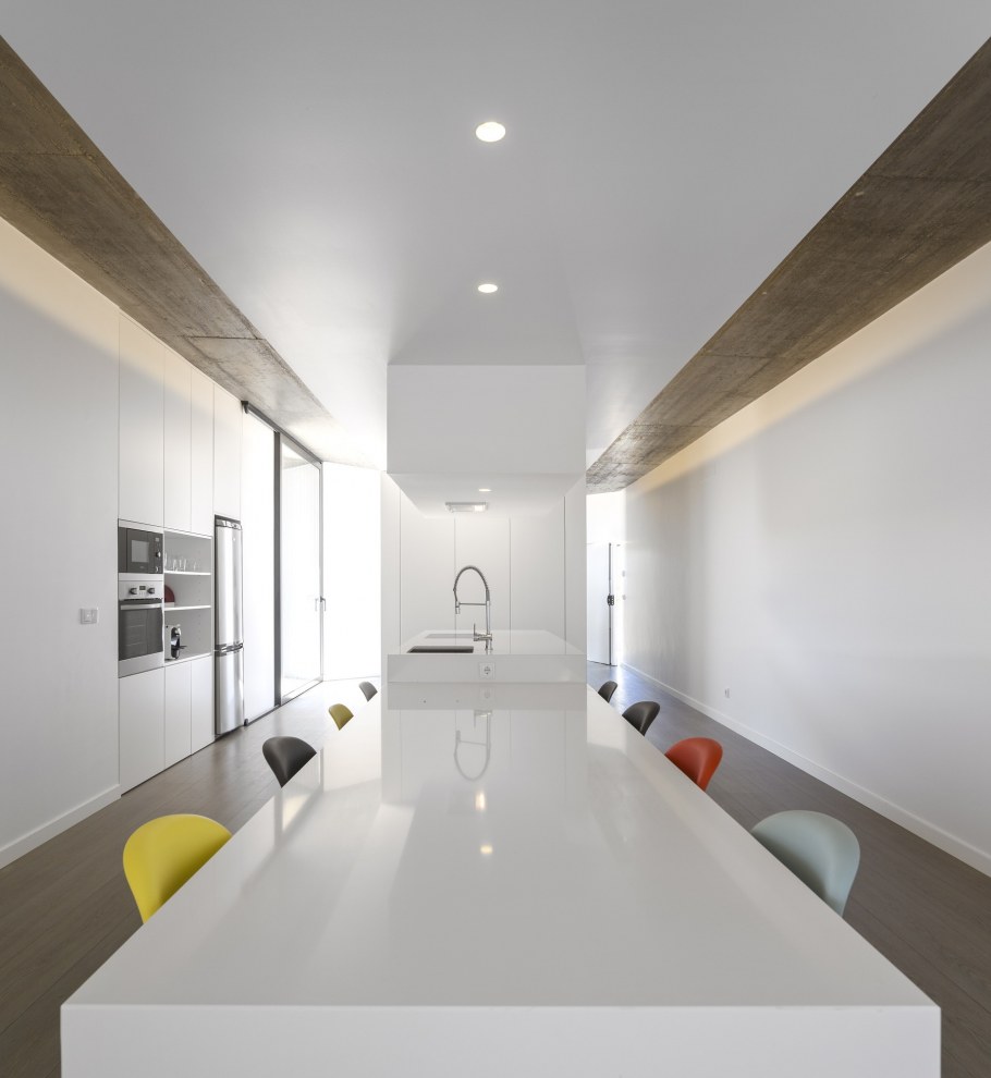 Кресло у стены