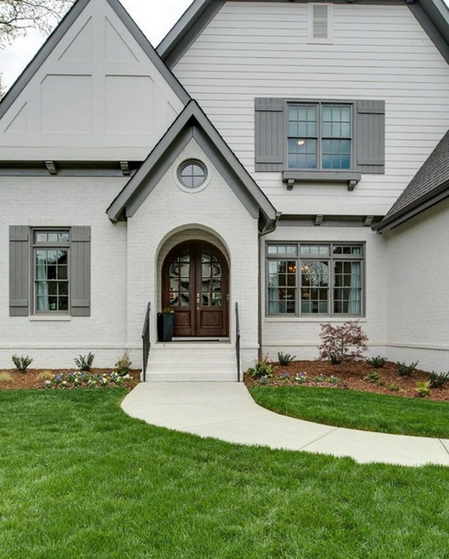 Дом с белыми окнами