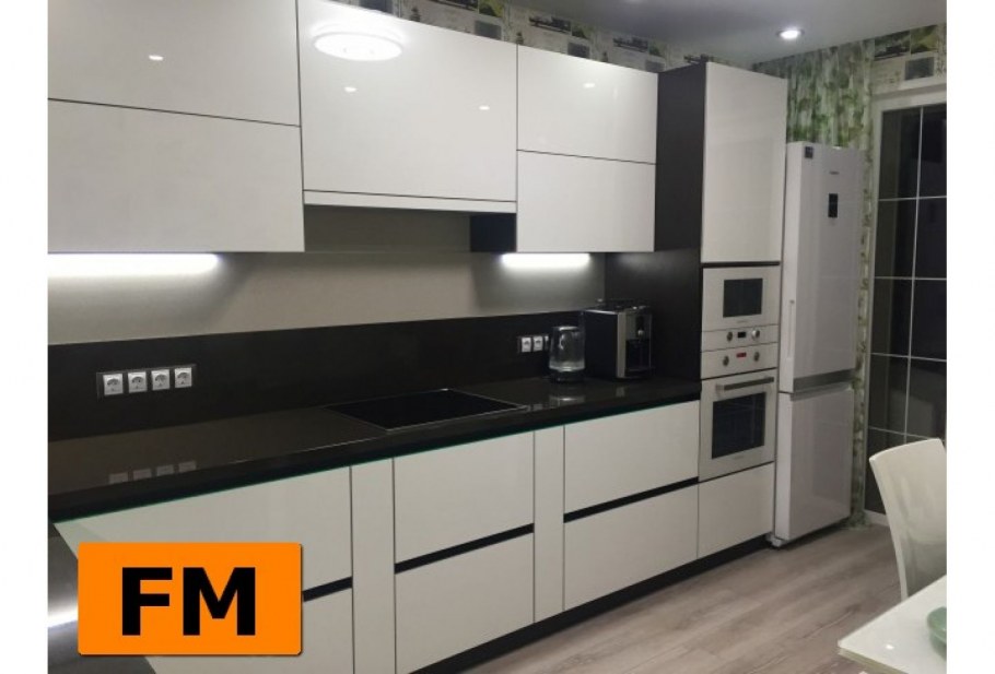 Кухня белые фасады темная столешница