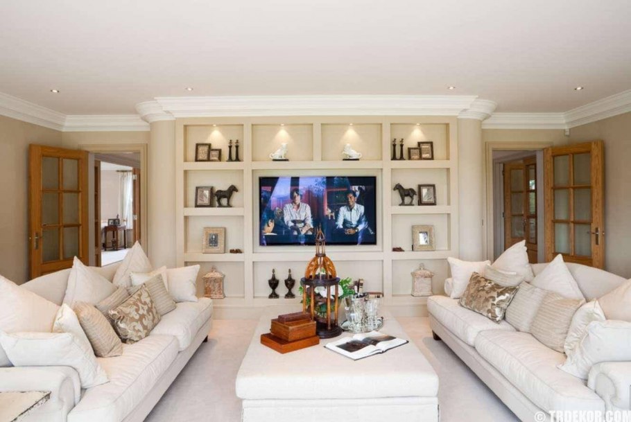 Гостиная с встроенными полками