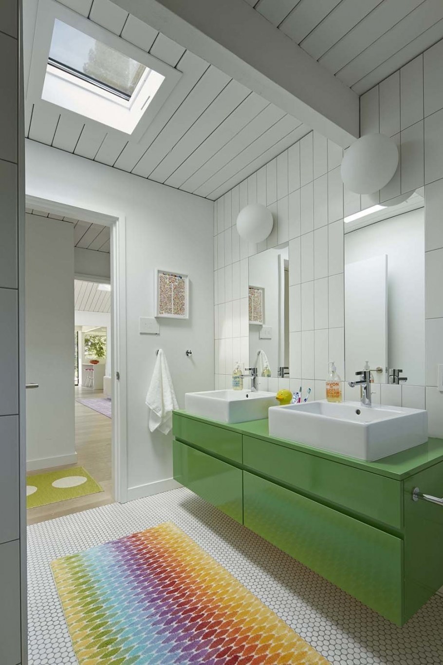 Яркие интерьеры ванных комнат