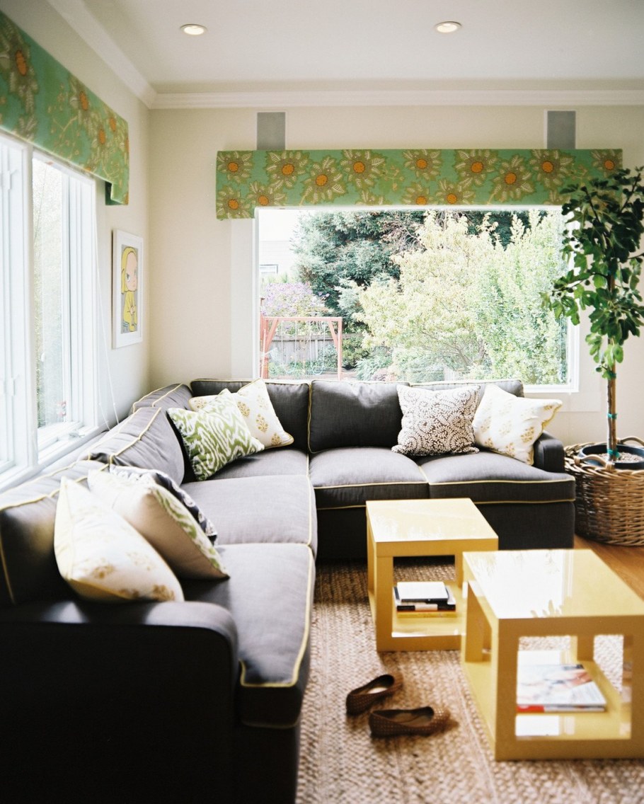 Диван у окна в гостиной