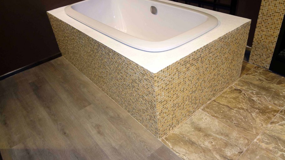 Ванна уложена плиткой