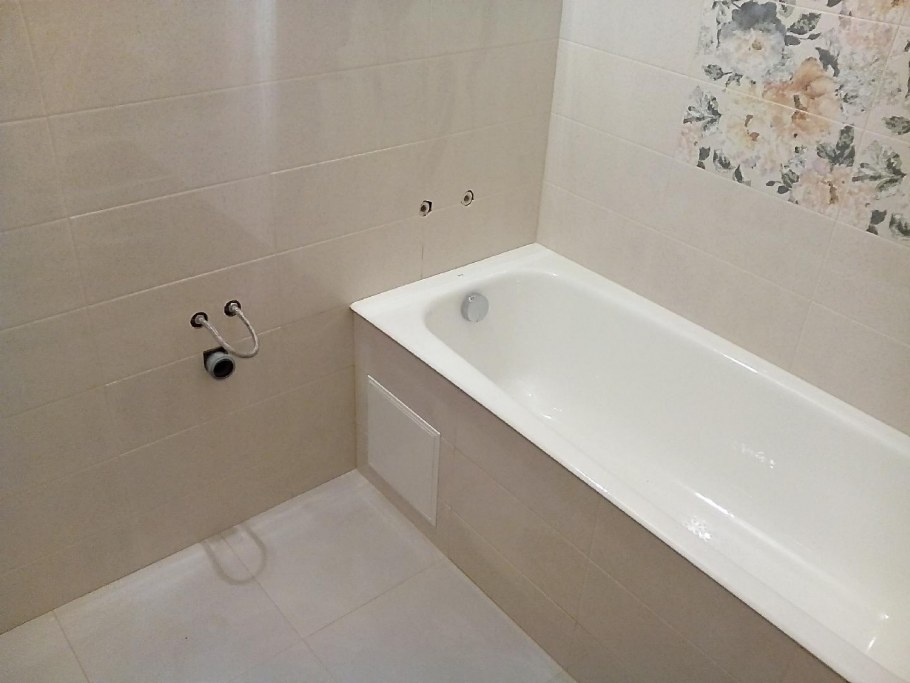 Угловая ванна из плитки