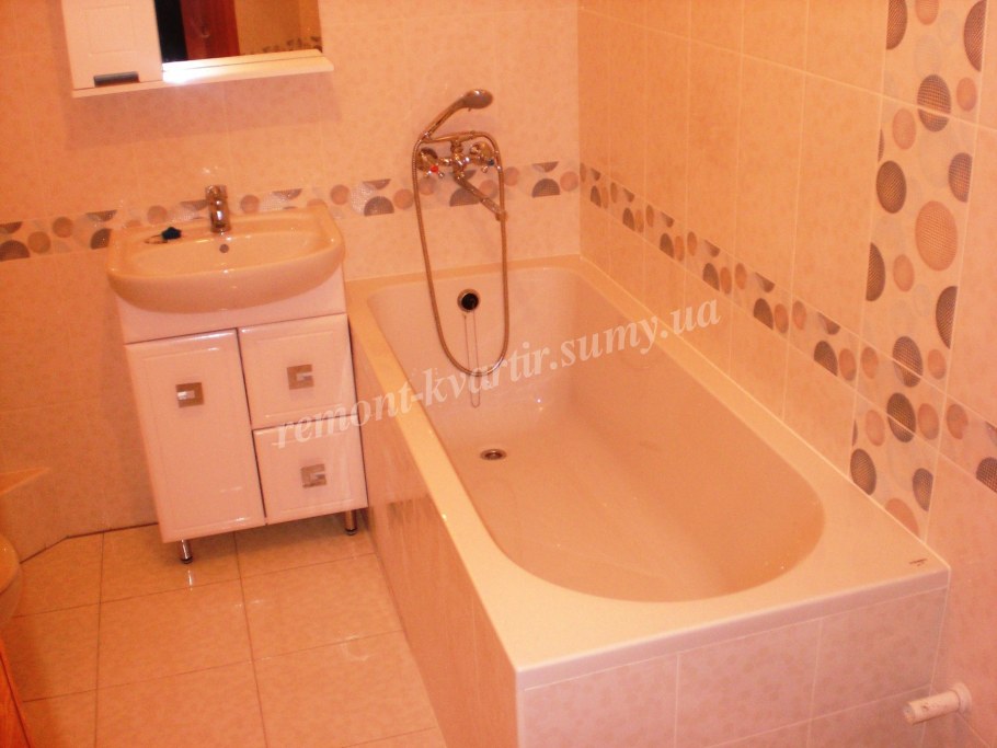 Интерьеры ванной комнаты с душевой кабиной из плитки