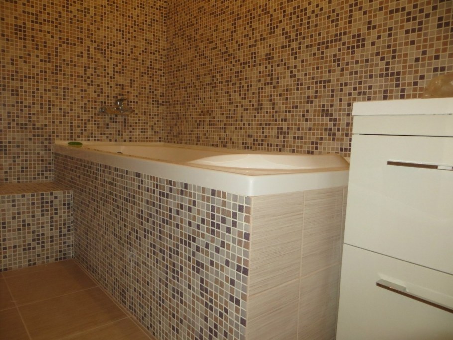 Ванна облицованная плиткой