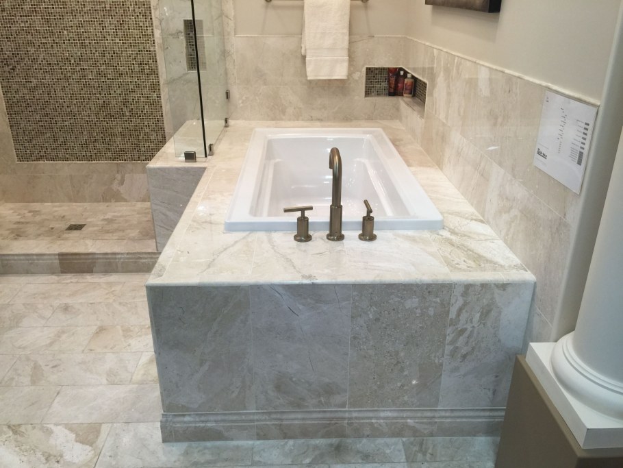 Экран под ванной из плитки