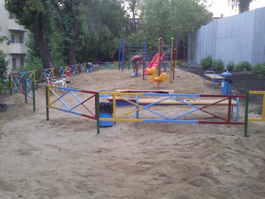 Огороженная детская площадка зала