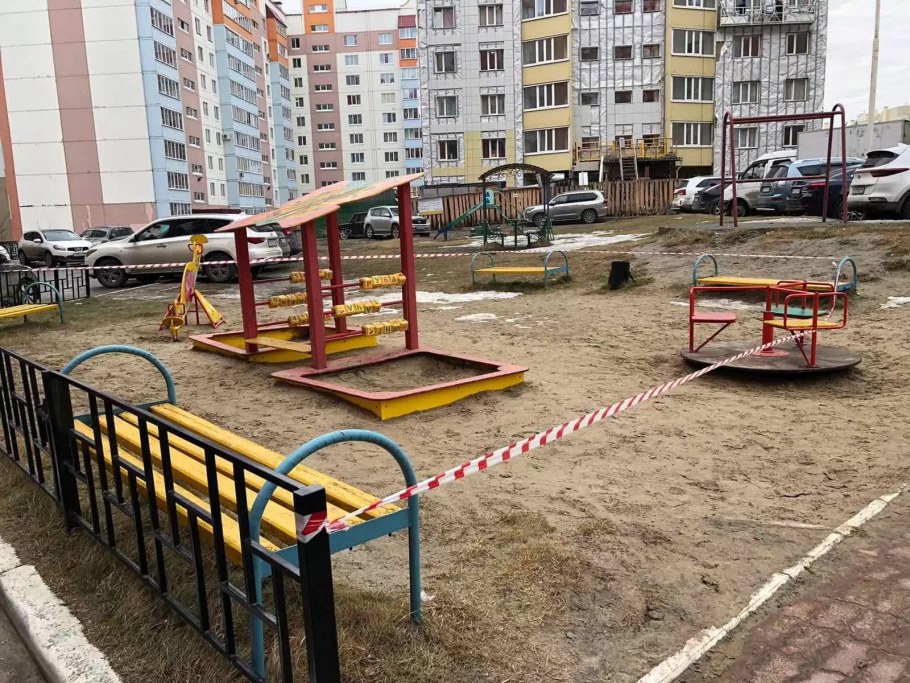 Двор и детская площадка с ограждением