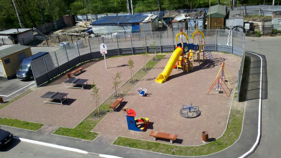 Детская площадка огороженная сеткой