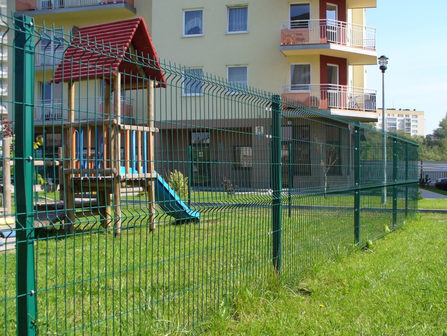 Ограждение детской площадки во дворе