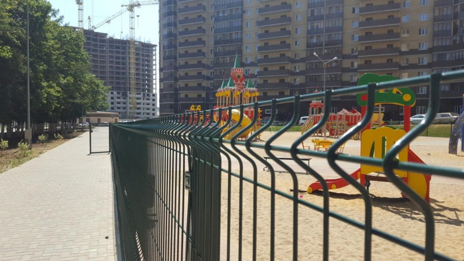 Детские площадки огородили сигнальными лентами