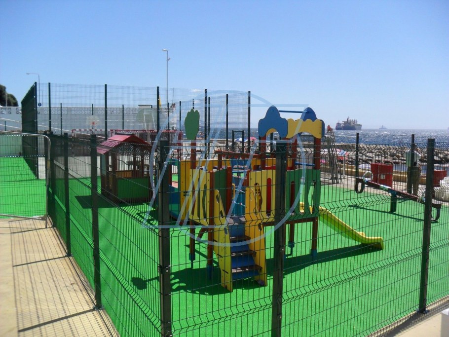 Ограждение детской площадки во дворе