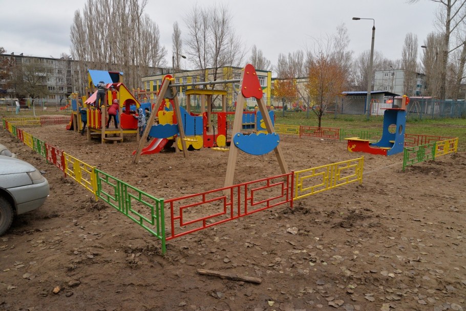 Детская площадка с забором