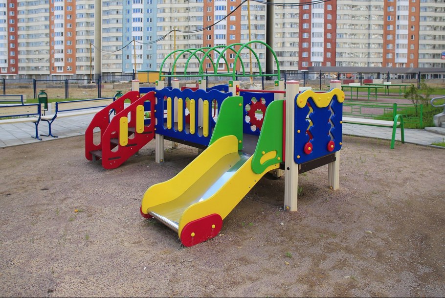 Огороженная детская площадка во дворе