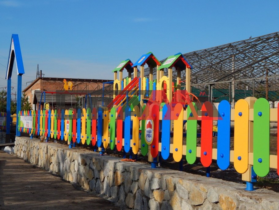 Ограждение детской площадки на даче