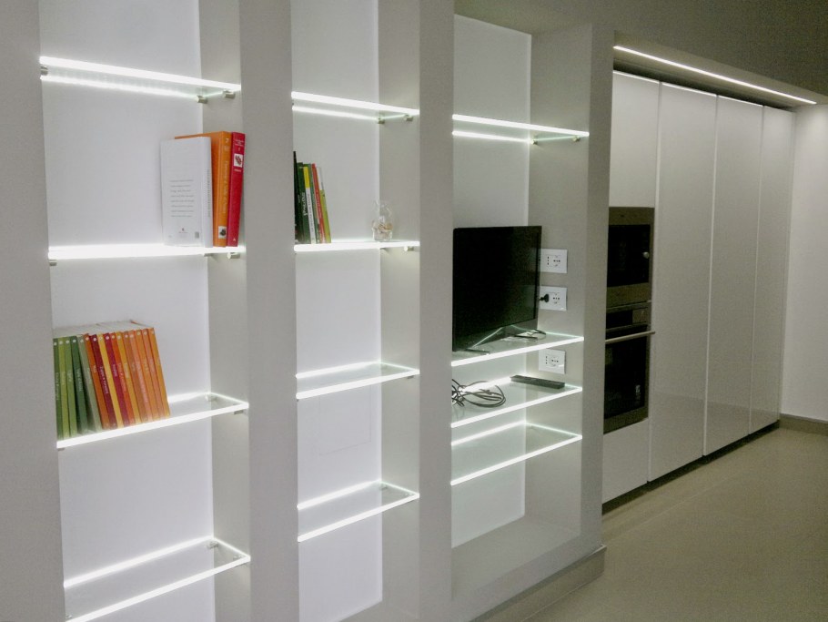 Стеллаж стеклянный с подсветкой