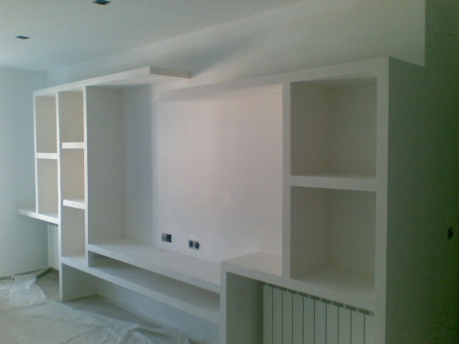 Книжный шкаф с камином и телевизором