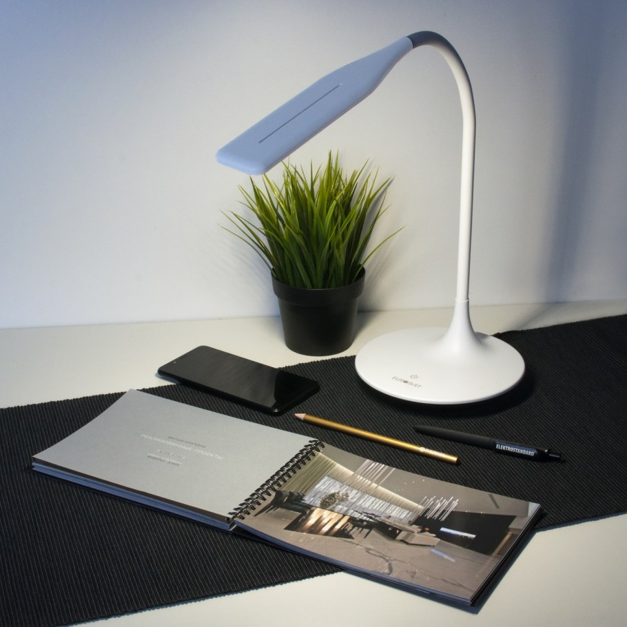 Настольный светодиодный светильник Urban 80422/1 белый 80422/1 Elektrostandard