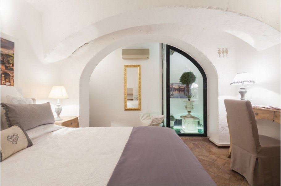 Интерьер спальни с аркой