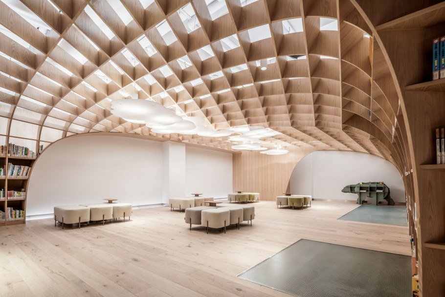 Потолок в библиотеке