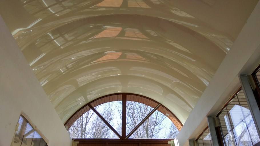 Арочный натяжной потолок