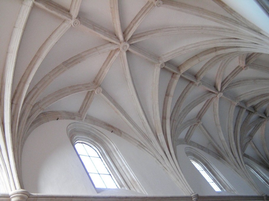 Сводчатые и куполообразные потолки белые вид снизу