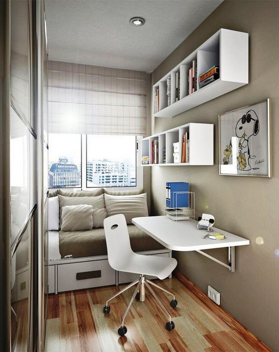 Письменный стол в узкой комнате