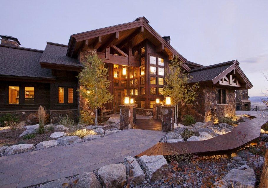 Двухэтажный деревянный коттедж