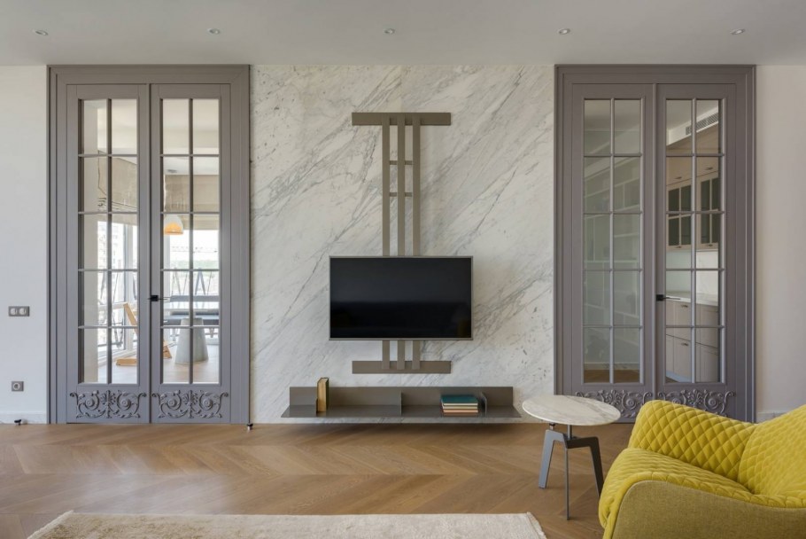 Гостиная с двойными дверями