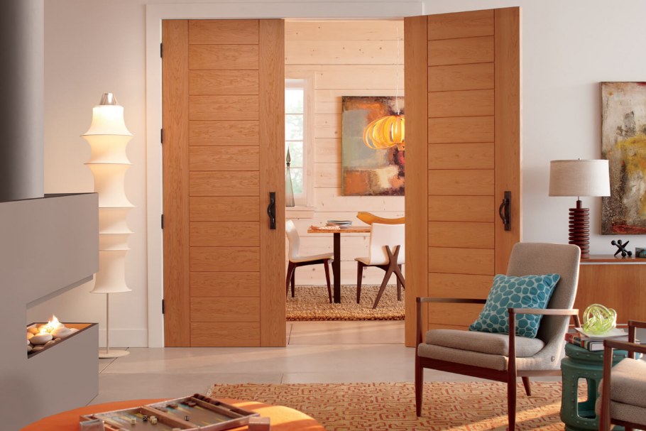 Гостиная с деревянными дверьми