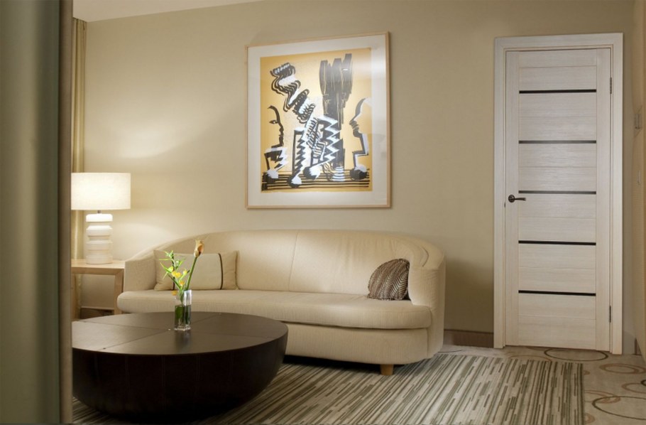 Царговые светлые двери в интерьере