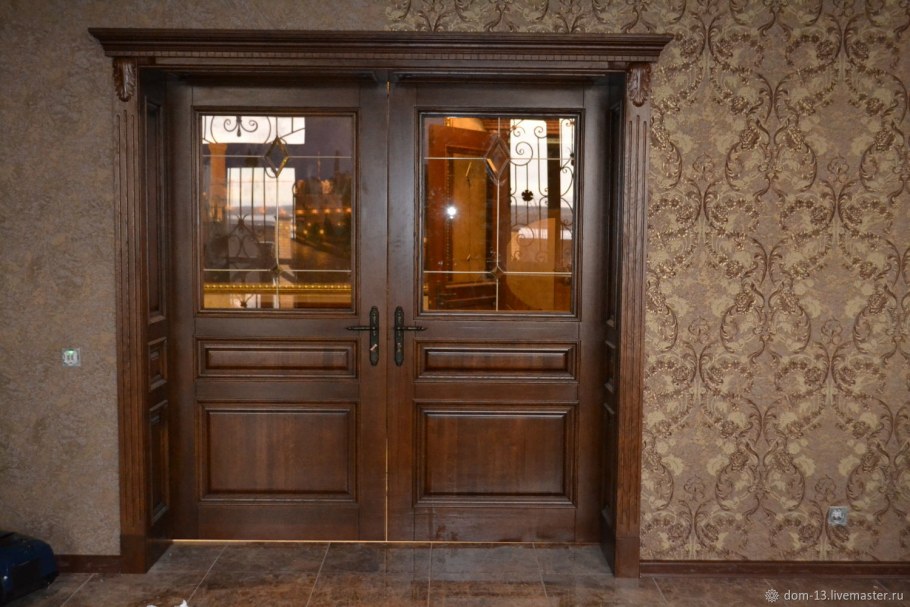 Стекло над дверью