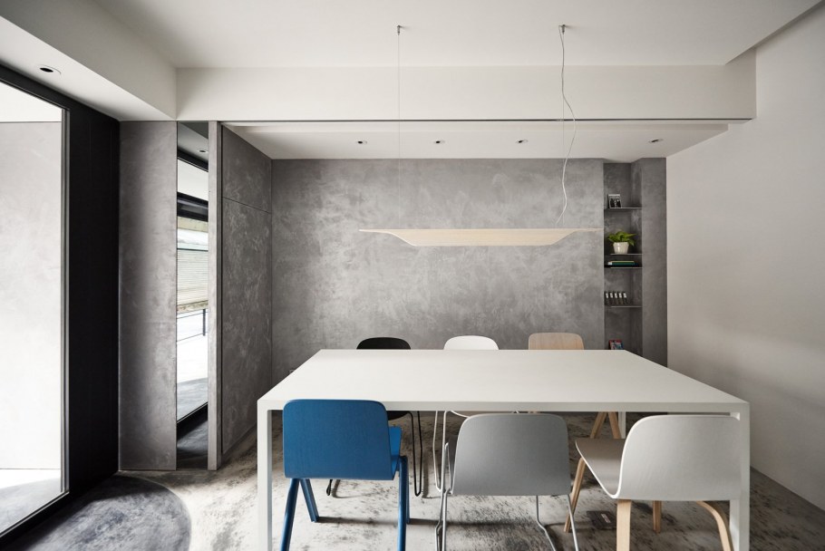 Офис в бело серых тонах