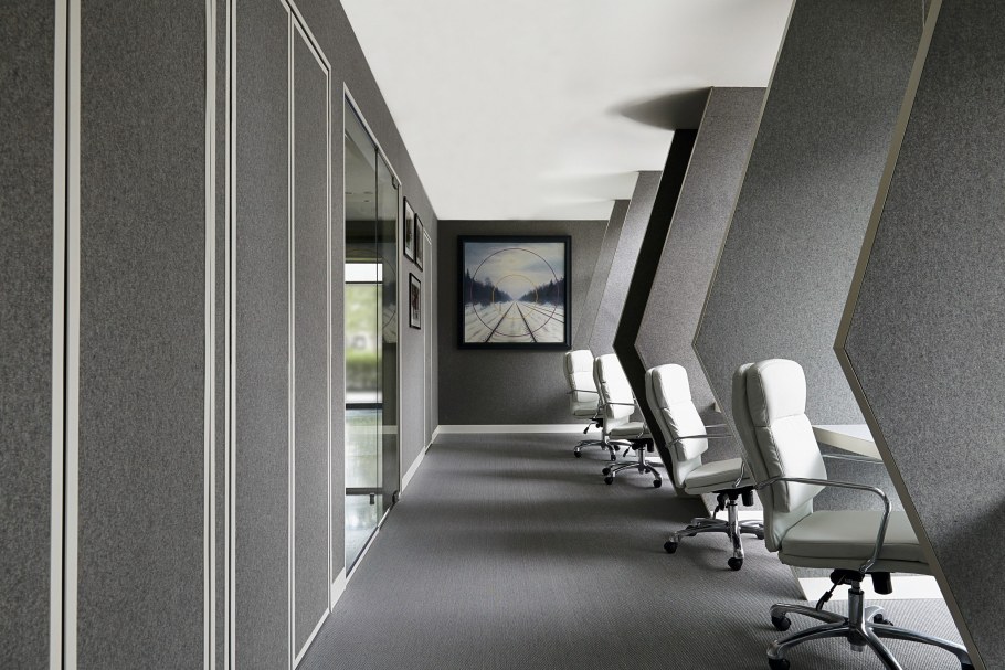 Офис в серых тонах