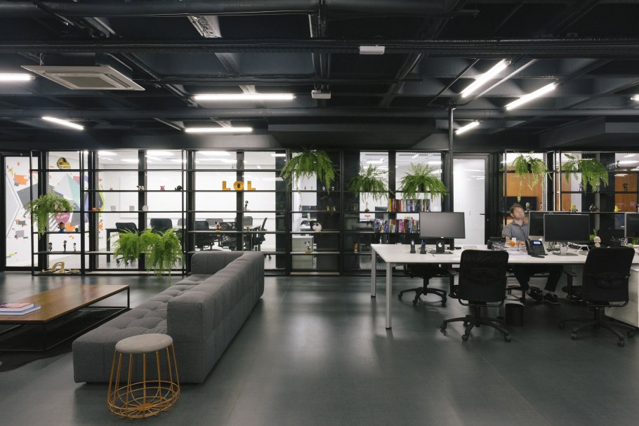 Офис в черном цвете