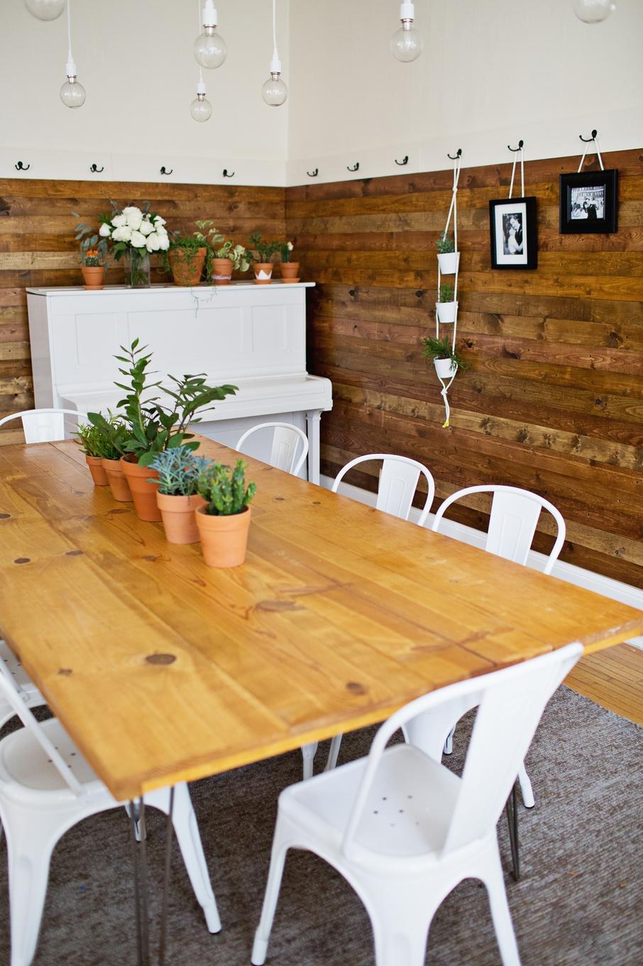 Столовая отделанная деревом