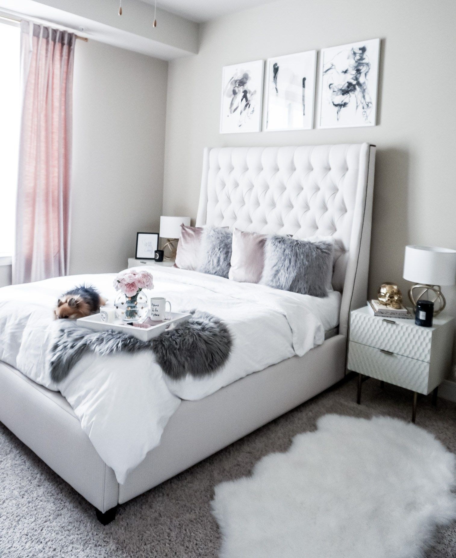 Белая кровать в интерьере спальни