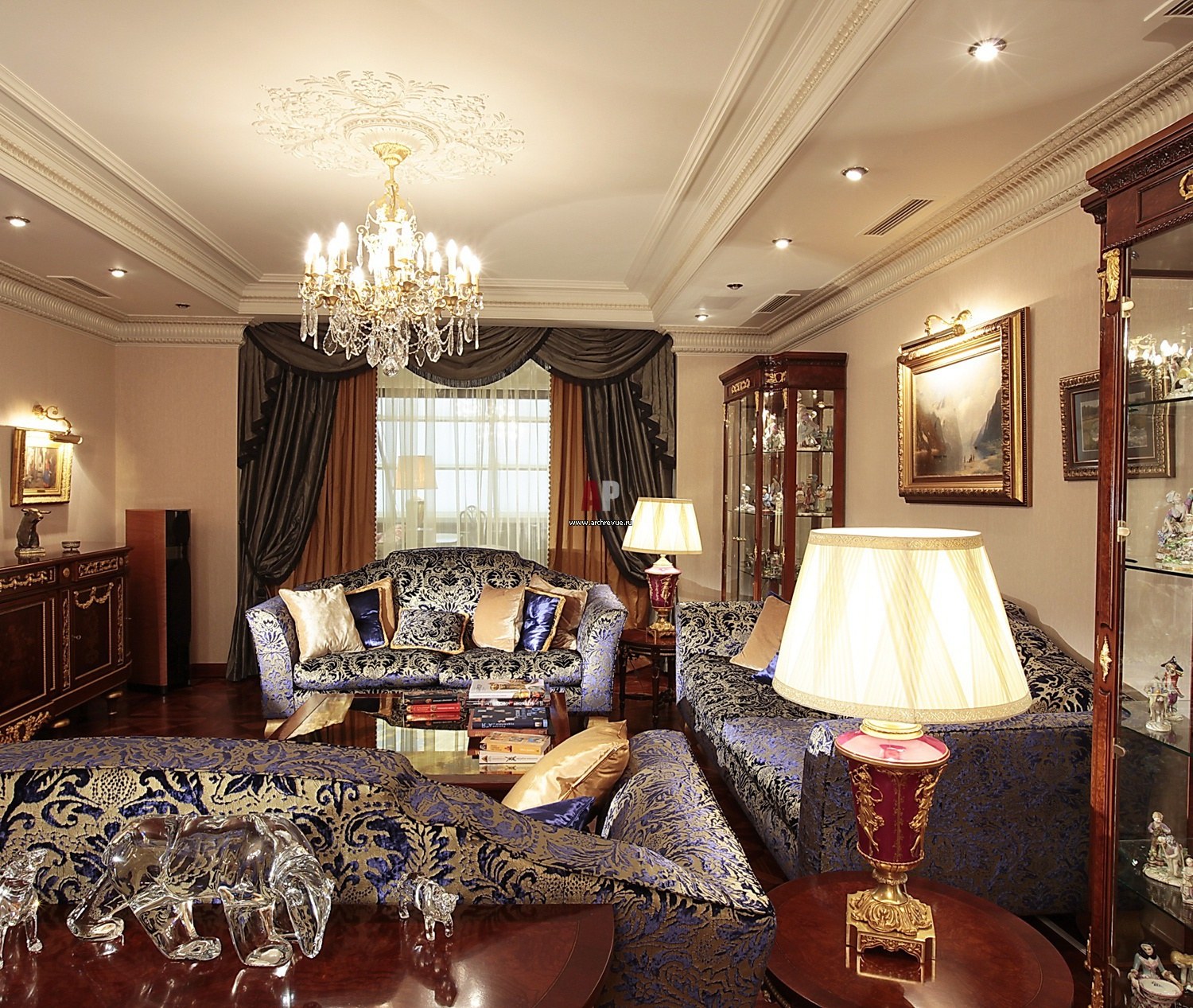 интерьер гостиной в классическом стиле с темной мебелью фото